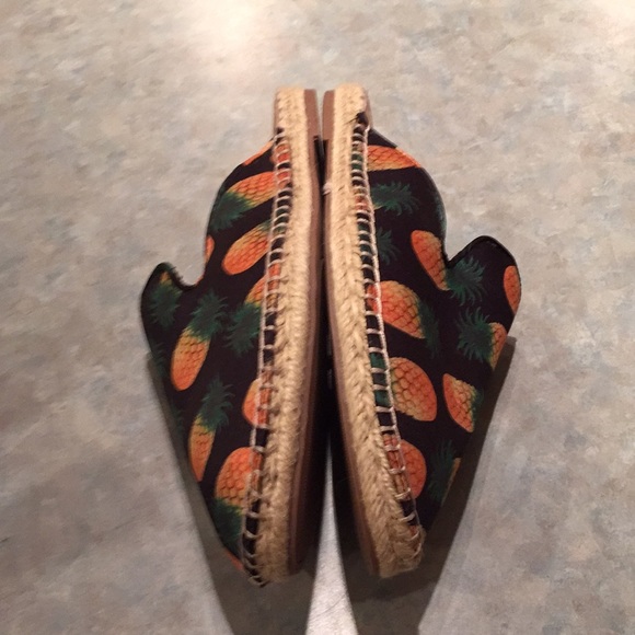 Rampage pineapple printed mules (sz 7 1/2) - Picture 3 of 8